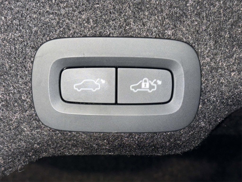 Used 2023 Volvo S90 B6 Plus image 18