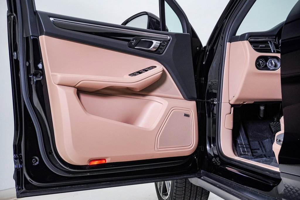 Certified 2025 Porsche Macan image 25