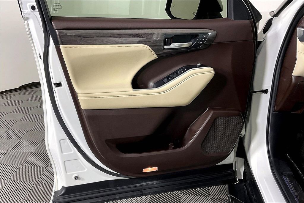 Used 2021 Toyota Highlander Limited image 25