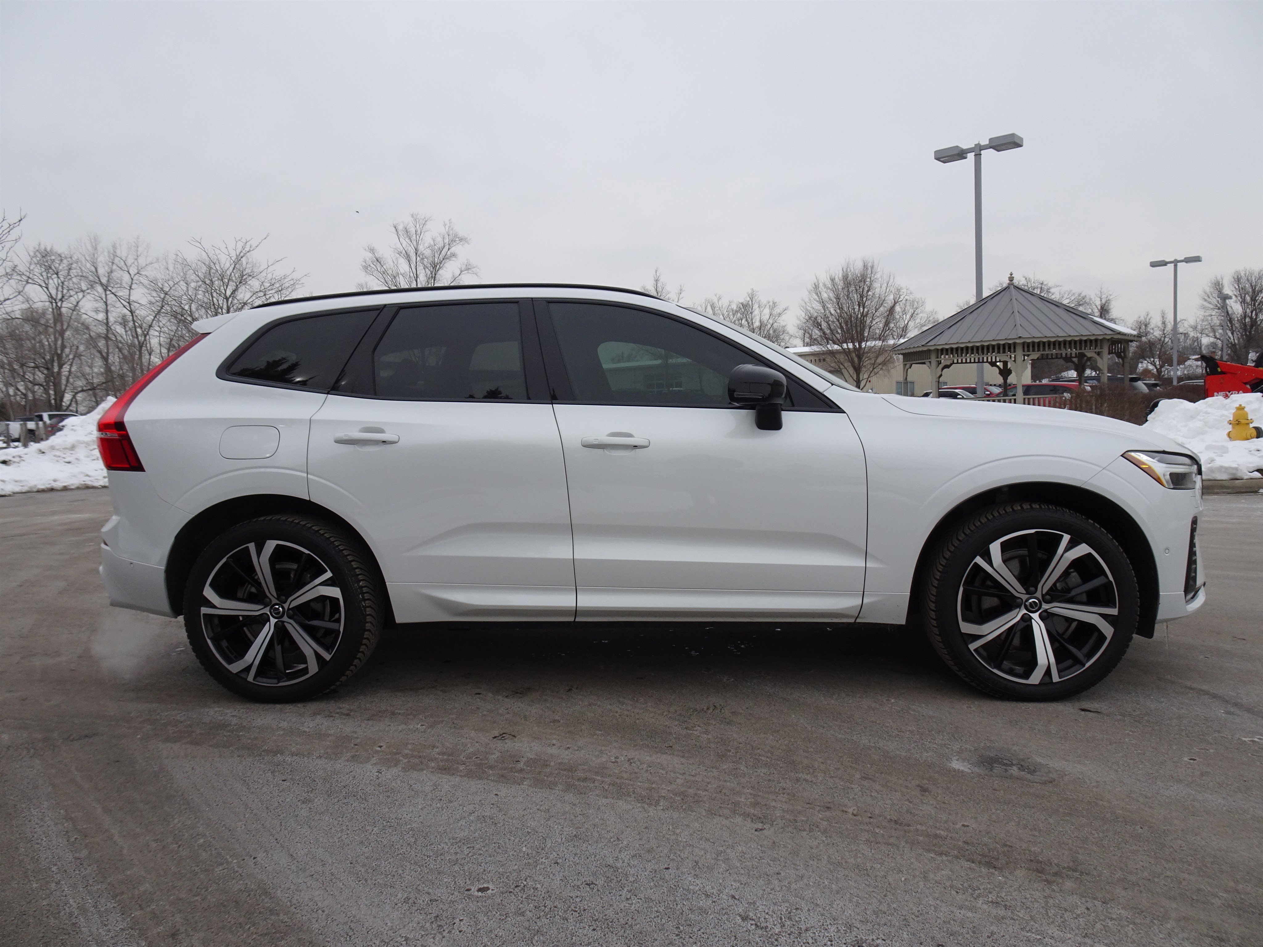 Used 2022 Volvo XC60 B6 R-Design w/ Advanced Package image 10