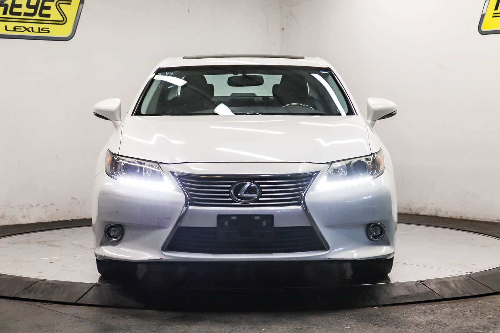 Used 2014 Lexus ES 350 w/ Luxury Package FWD image 2