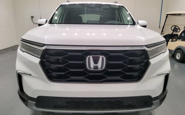 Certified 2025 Honda Pilot Touring image 3