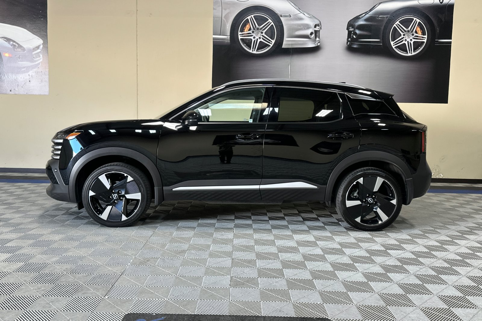 Used 2025 Nissan Kicks SR AWD/4WD image 7