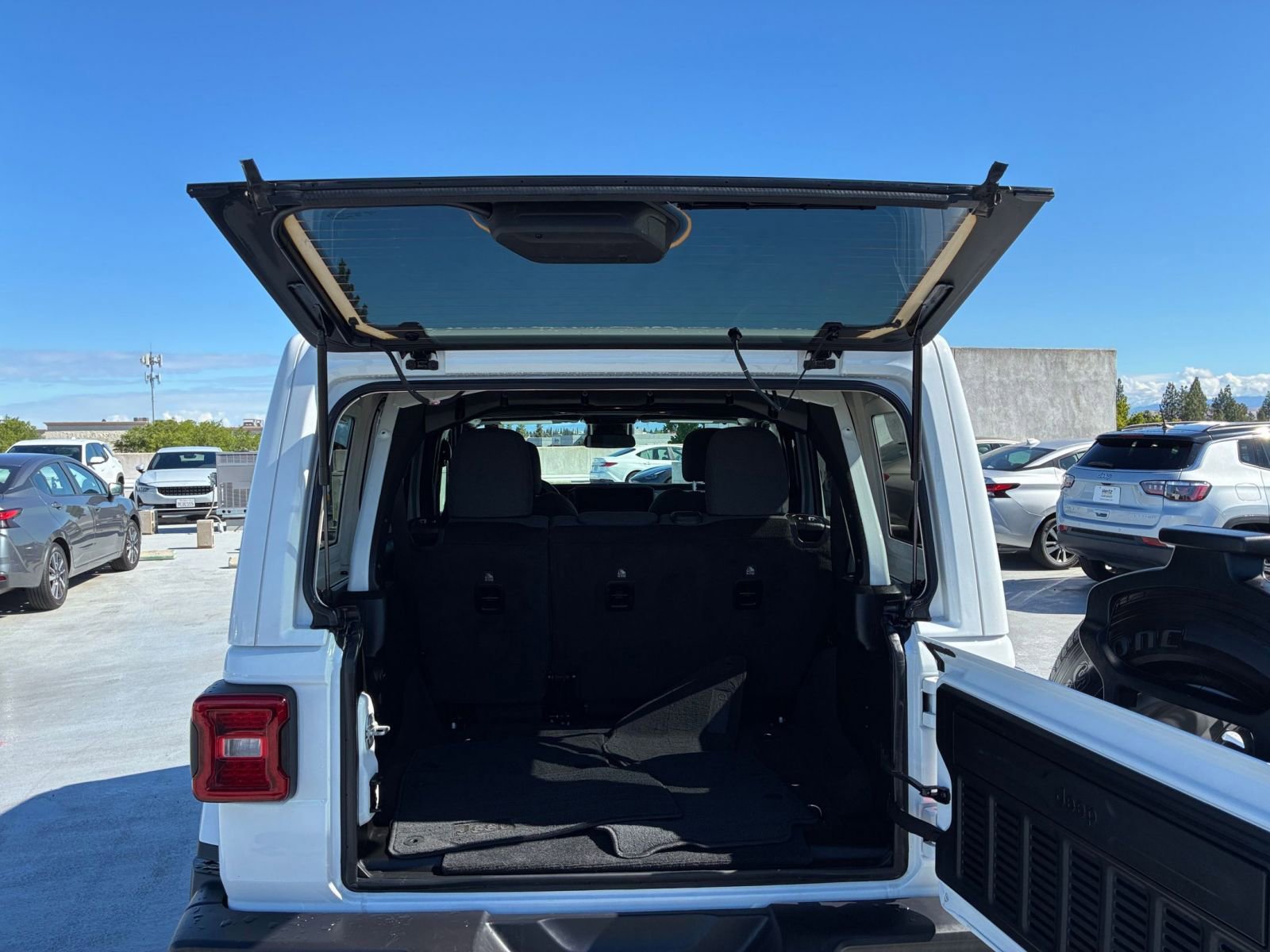 Used 2025 Jeep Wrangler Sahara AWD/4WD image 31