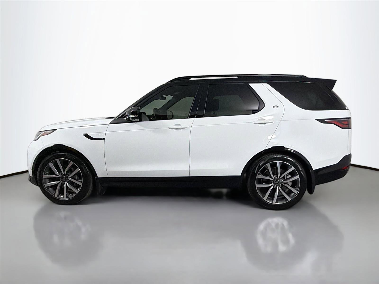Certified 2024 Land Rover Discovery Dynamic SE AWD/4WD image 8