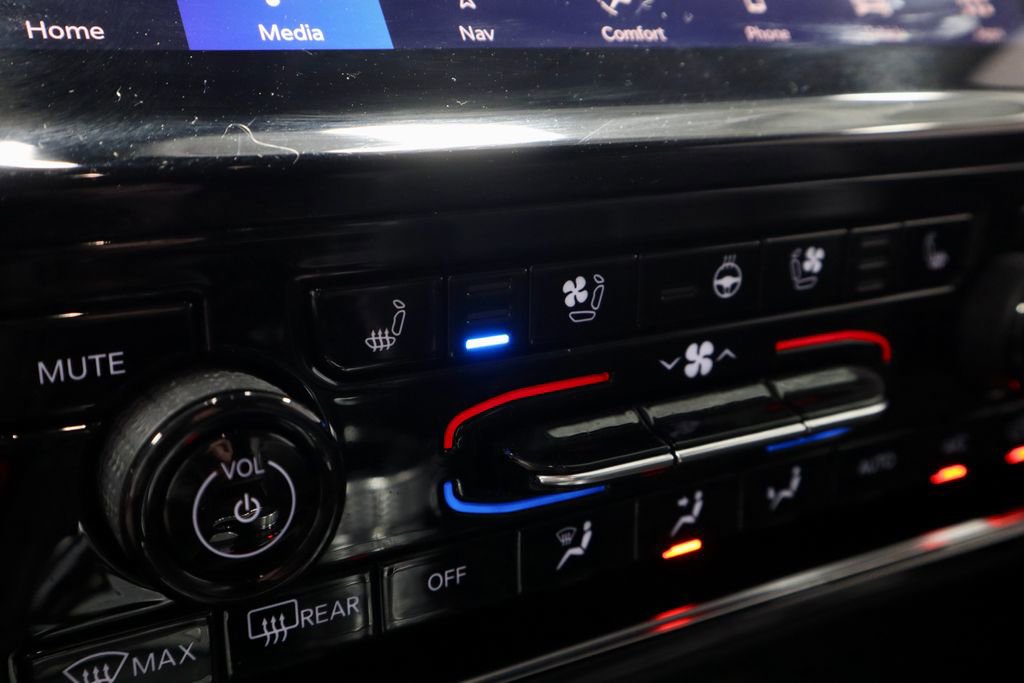 Used 2024 Jeep Grand Cherokee Limited w/ Luxury Tech Group II image 33