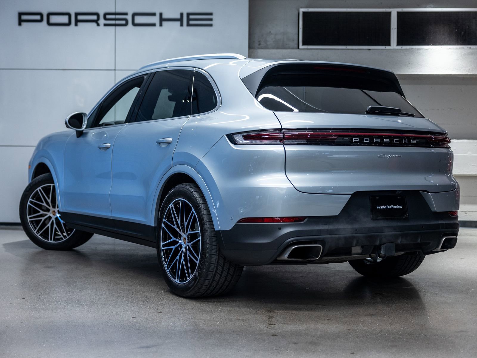 Certified 2025 Porsche Cayenne image 3