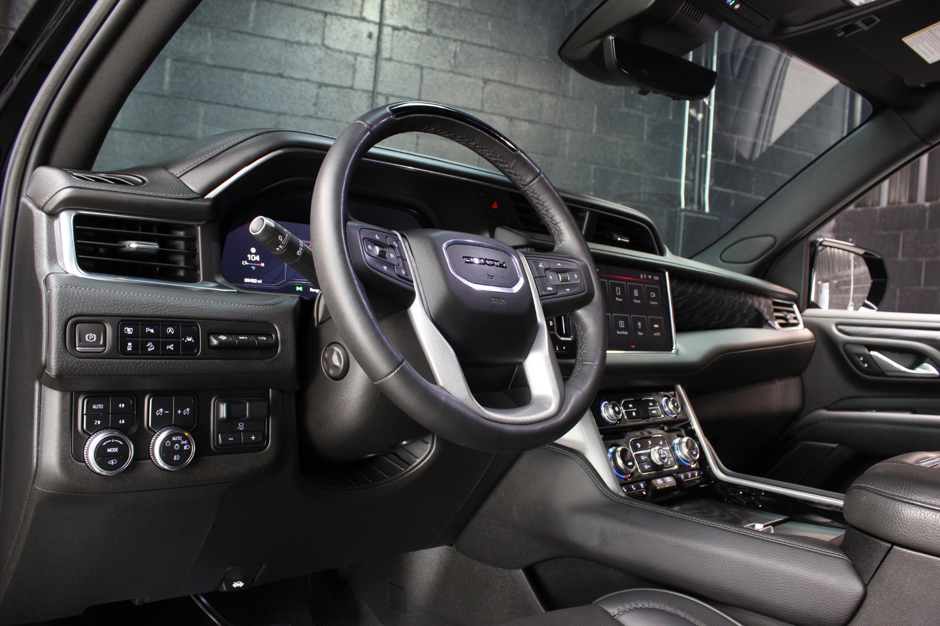 Used 2023 GMC Yukon Denali w/ Advanced Technology Package image 26