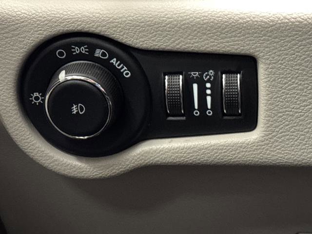 Used 2023 Chrysler Pacifica Limited w/ Uconnect Theater Family Group image 27