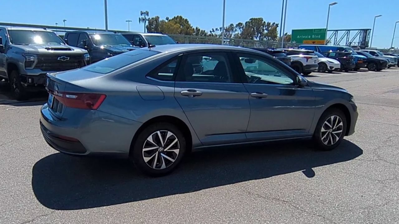 Used 2025 Volkswagen Jetta S FWD image 8