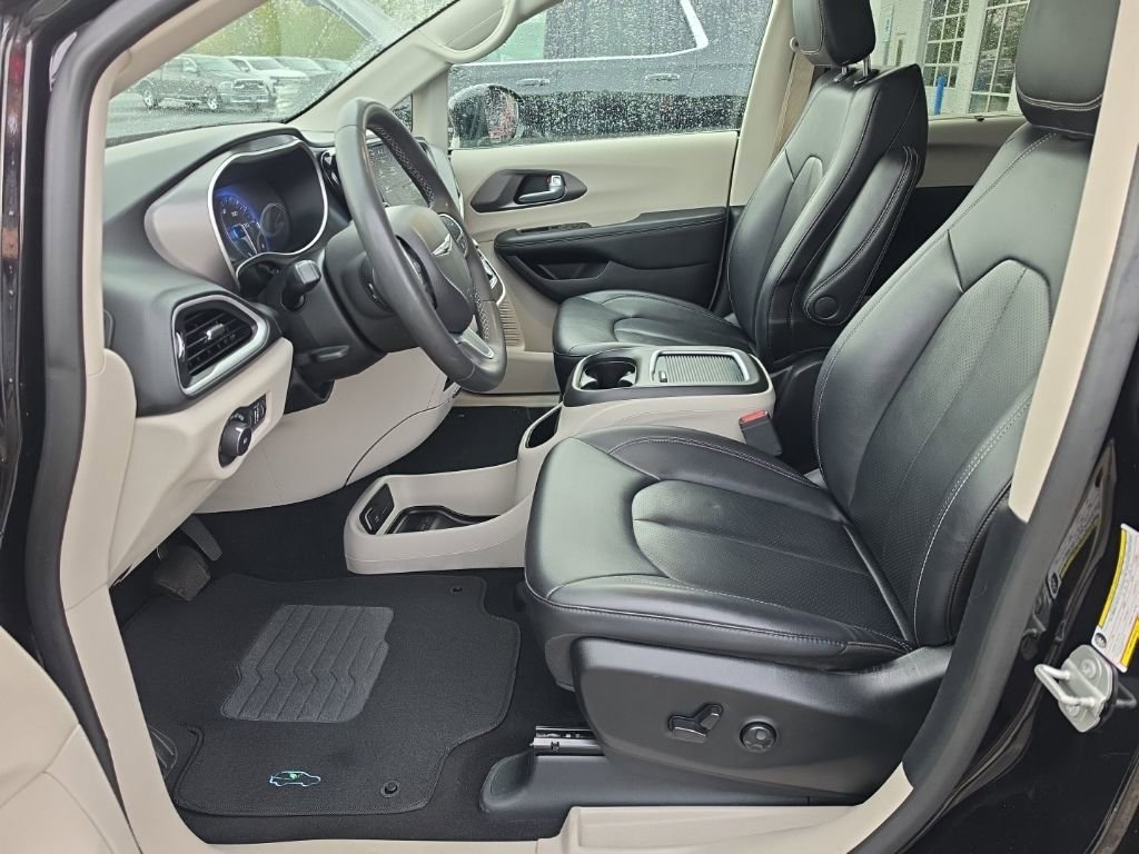 Used 2024 Chrysler Pacifica Touring-L FWD image 22