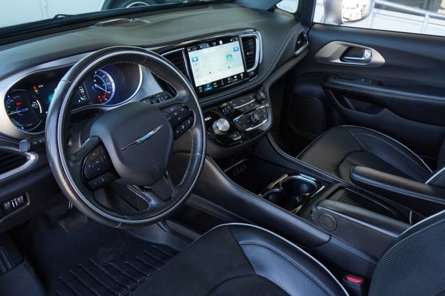 Used 2021 Chrysler Pacifica Limited w/ Uconnect Theater Family Group FWD image 2