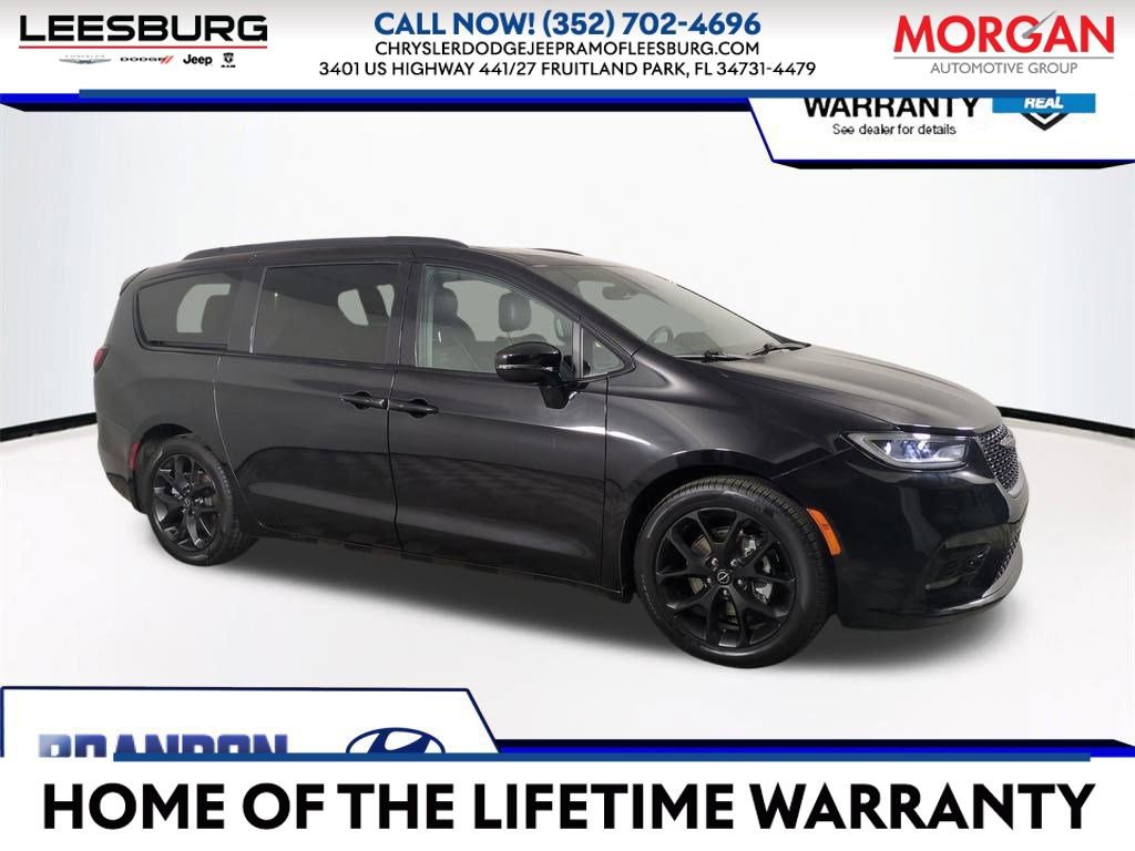 Used 2025 Chrysler Pacifica Limited image 1