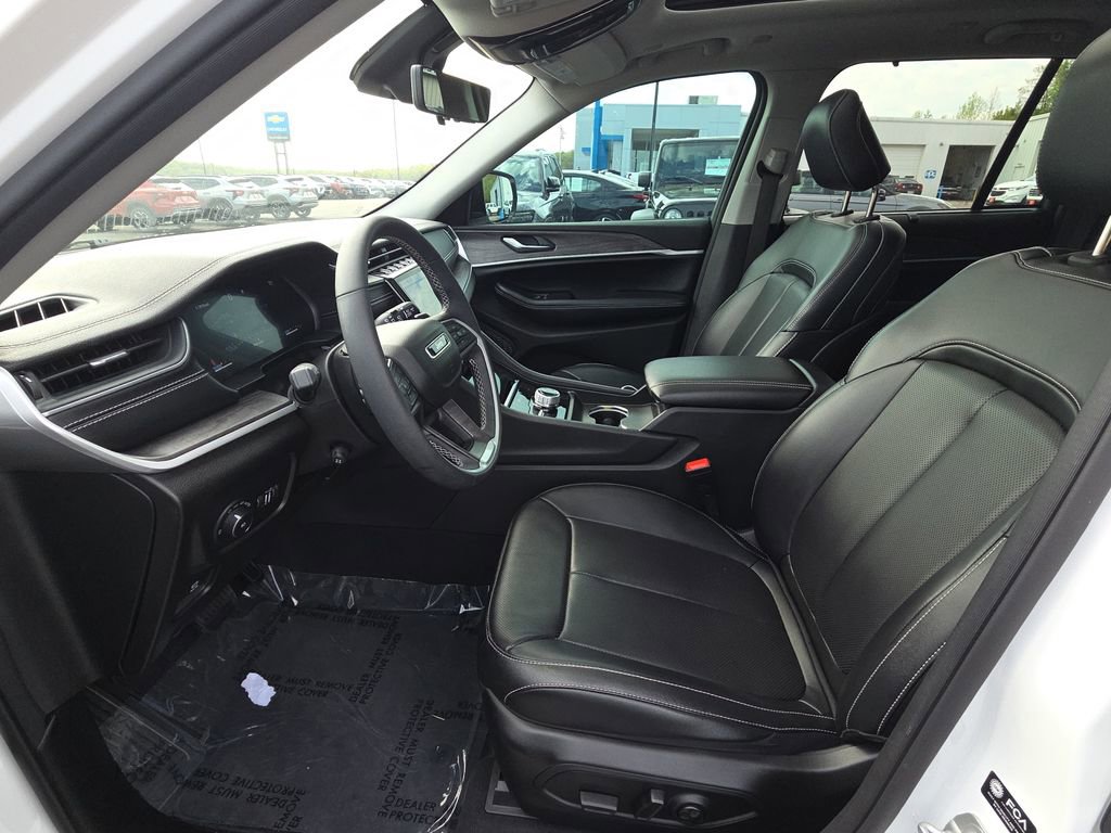 Used 2024 Jeep Grand Cherokee Limited w/ Luxury Tech Group II image 15