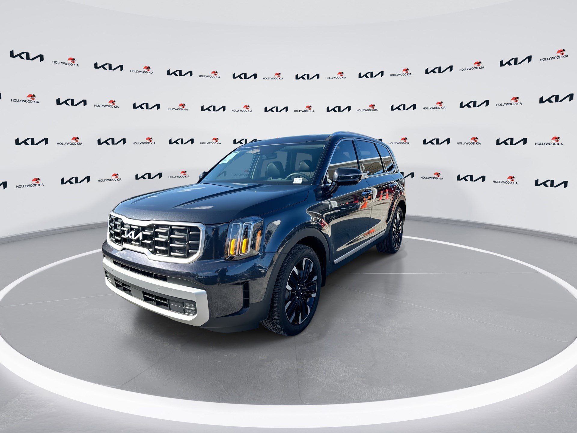 Used 2025 Kia Telluride SX w/ SX Captain's Chair Package image 4