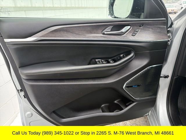 Used 2024 Jeep Grand Cherokee Overland w/ Advanced Protech Group III image 33