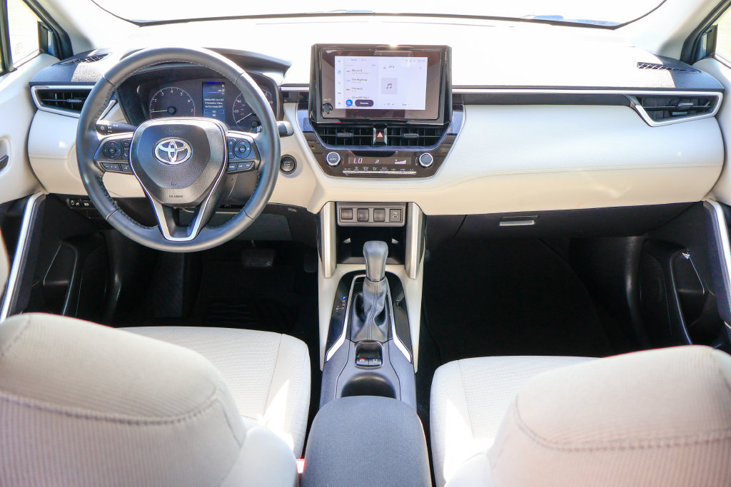 Used 2025 Toyota Corolla Cross LE FWD image 8