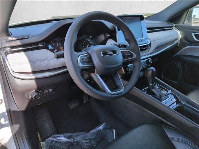 Used 2025 Jeep Compass Latitude image 10