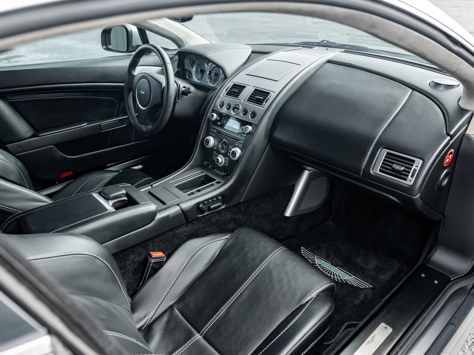 Used 2011 Aston Martin V8 Vantage Coupe RWD image 22