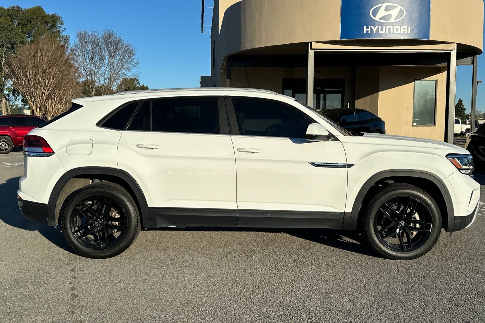 Used 2020 Volkswagen Atlas Cross Sport SE w/ Panoramic Sunroof Package image 3