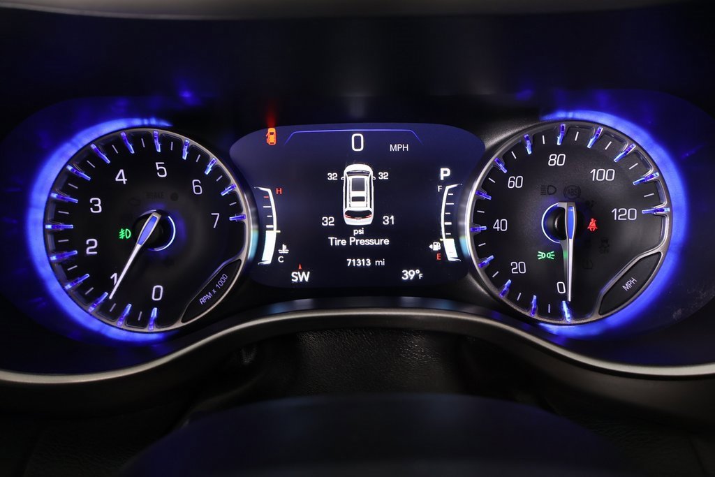 Used 2023 Chrysler Pacifica Touring-L image 4