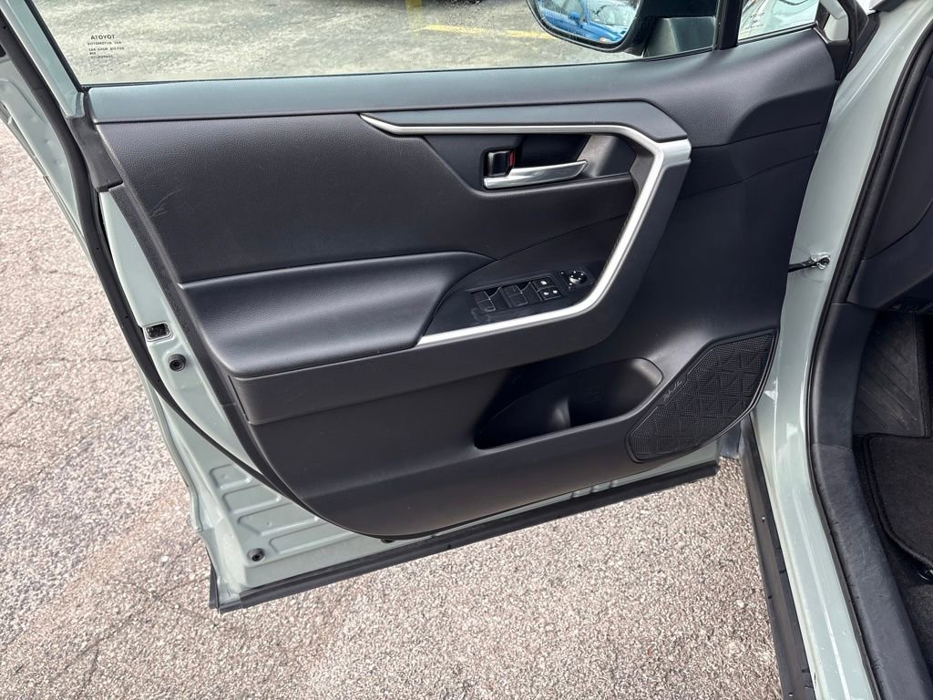 Used 2020 Toyota RAV4 XLE Premium image 10