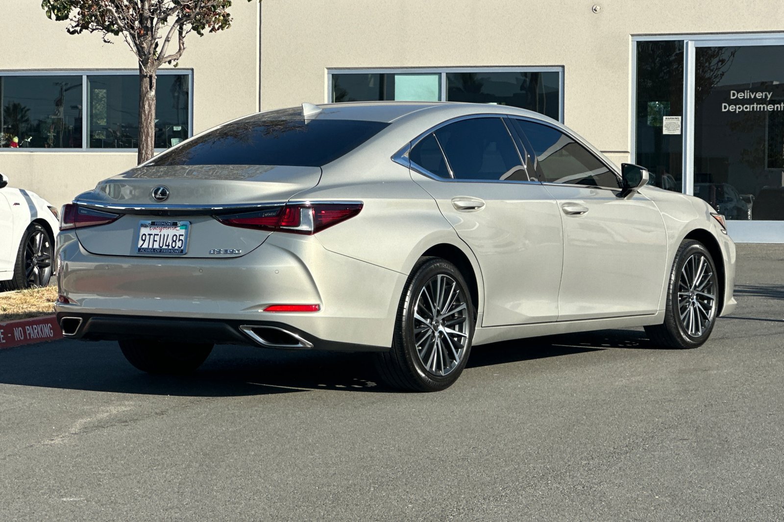 Used 2025 Lexus ES 350 w/ Premium Package FWD image 4