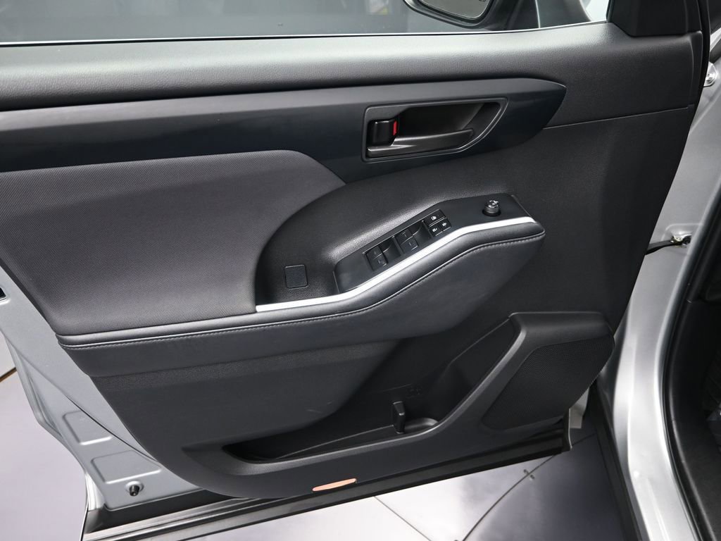 Used 2024 Toyota Highlander LE image 10