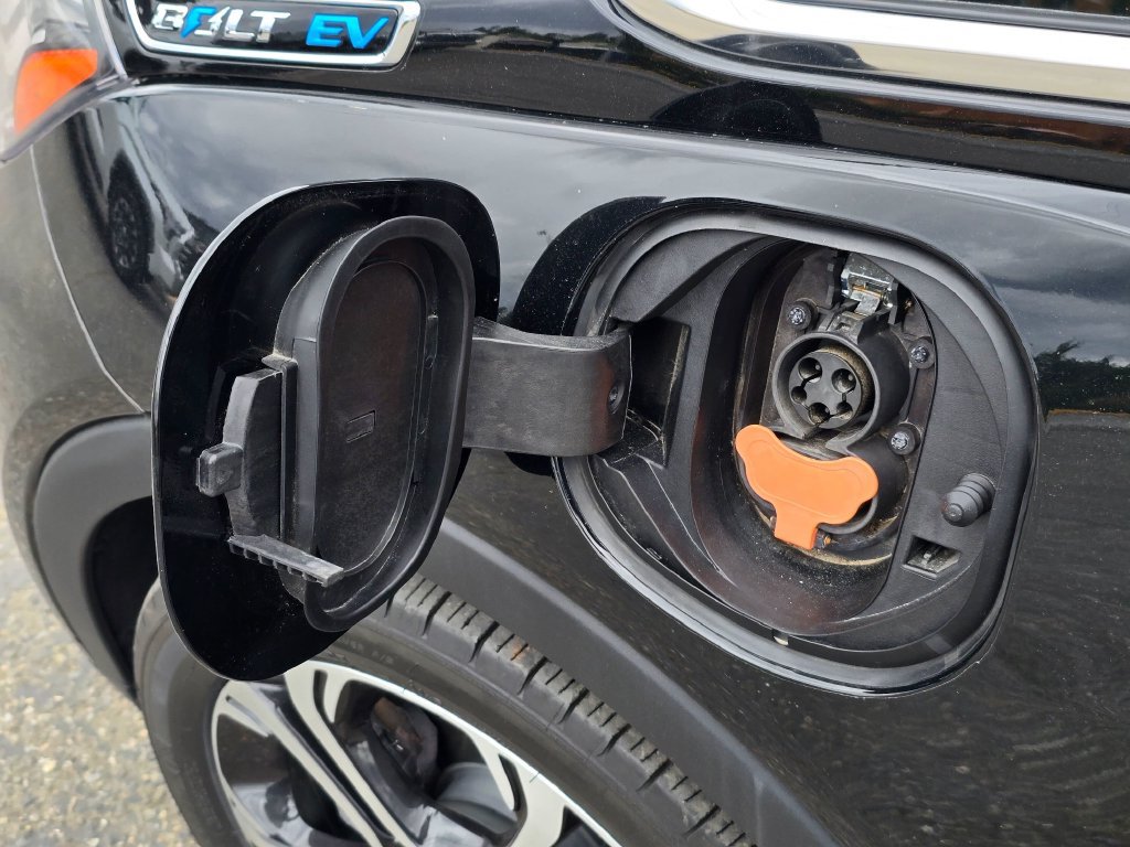 Used 2020 Chevrolet Bolt Premier w/ Infotainment Package FWD image 16