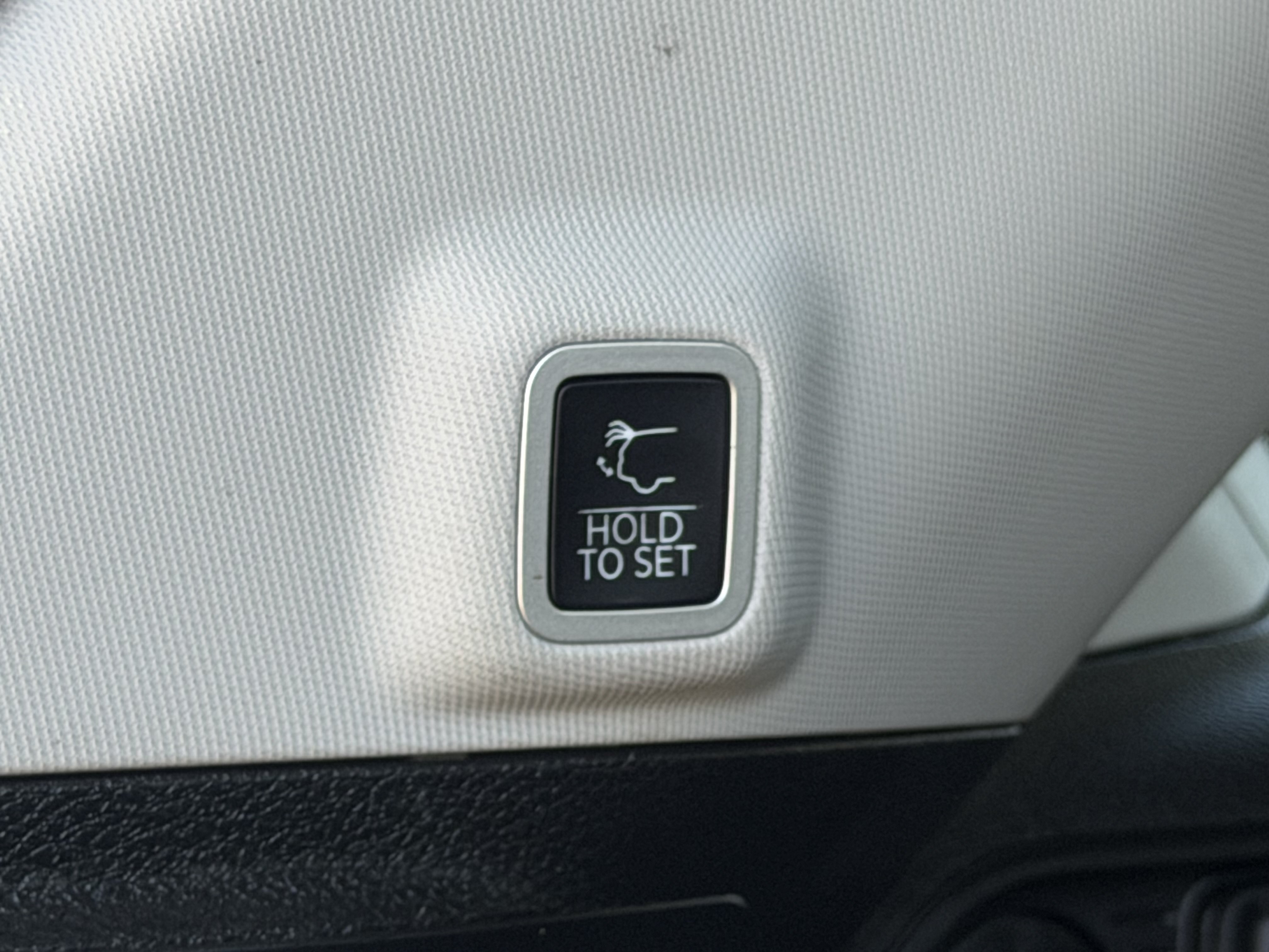 Used 2023 Jeep Grand Cherokee Limited w/ Luxury Tech Group II RWD image 16