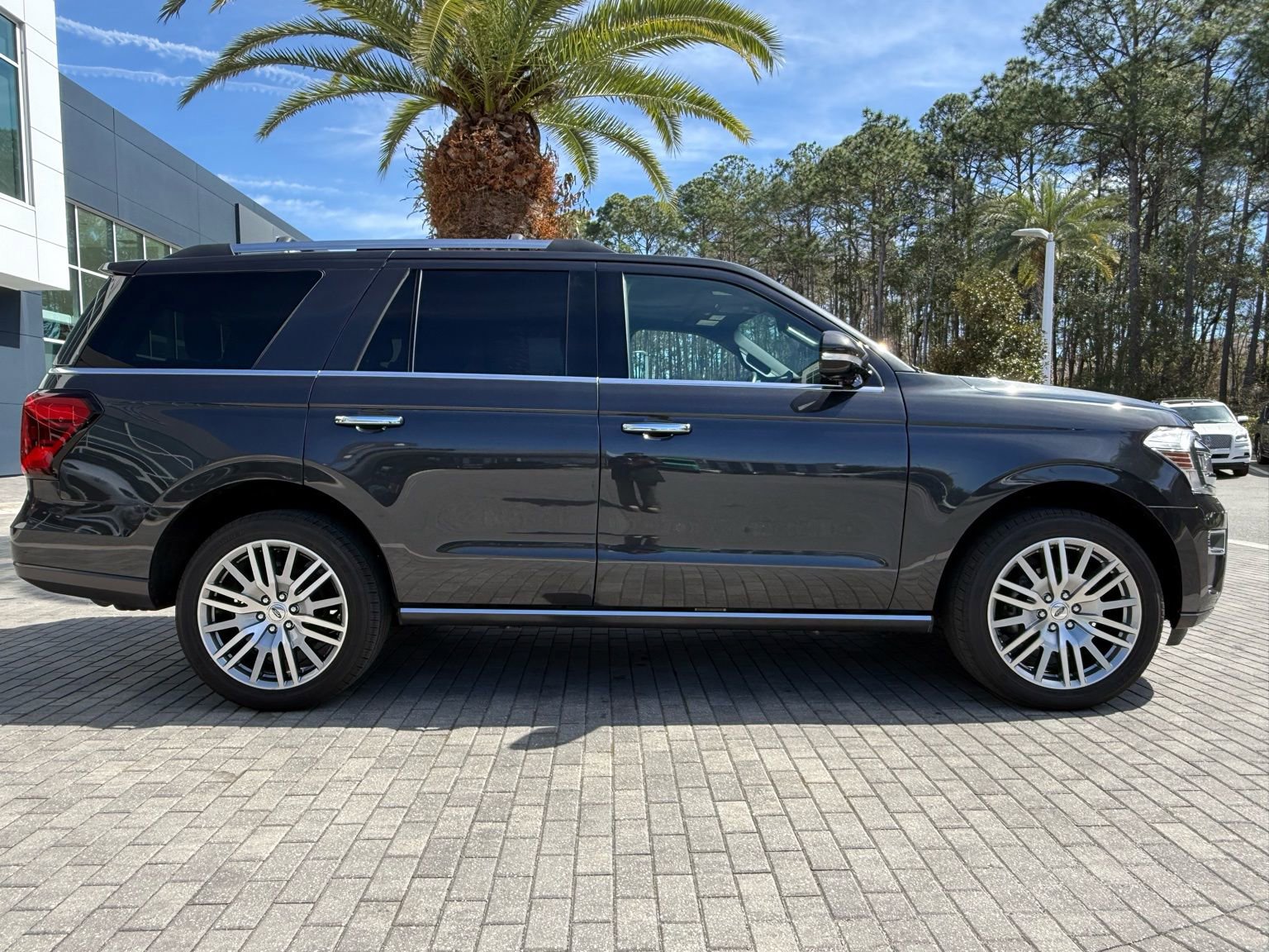 Used 2024 Ford Expedition Limited image 5