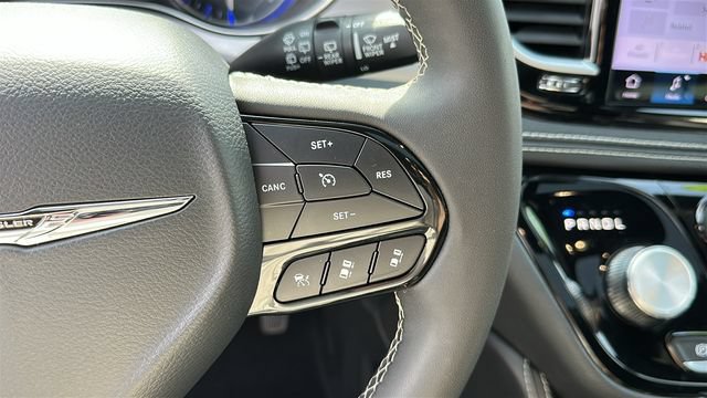 Used 2025 Chrysler Pacifica Limited FWD image 12