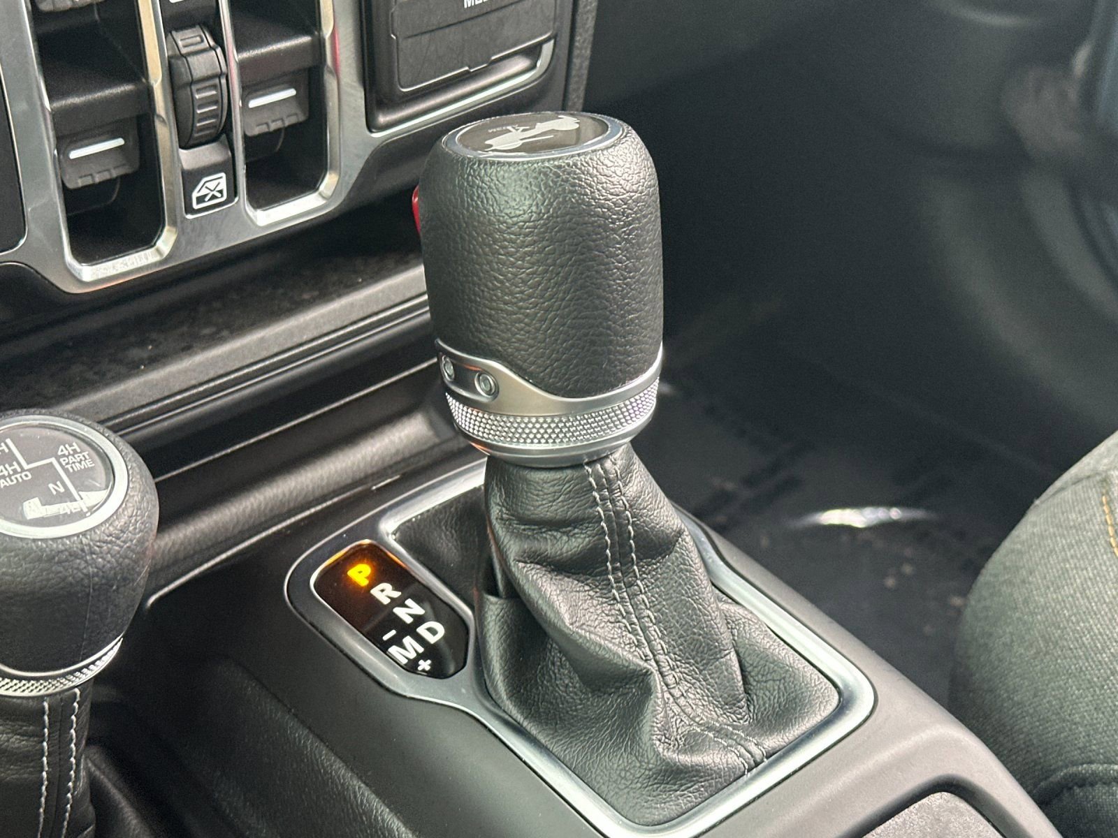 Used 2024 Jeep Wrangler Unlimited Sahara AWD/4WD image 20