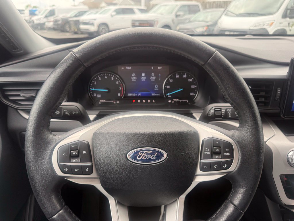 Used 2024 Ford Explorer XLT AWD/4WD image 5