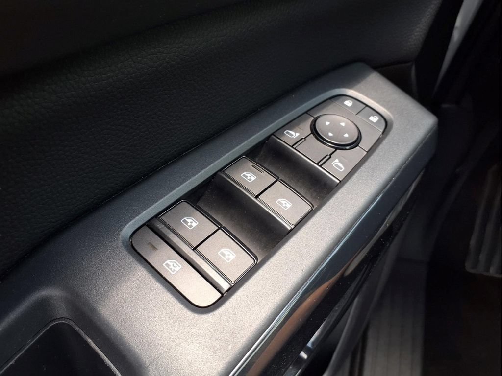 Used 2024 Nissan Pathfinder SV FWD image 17