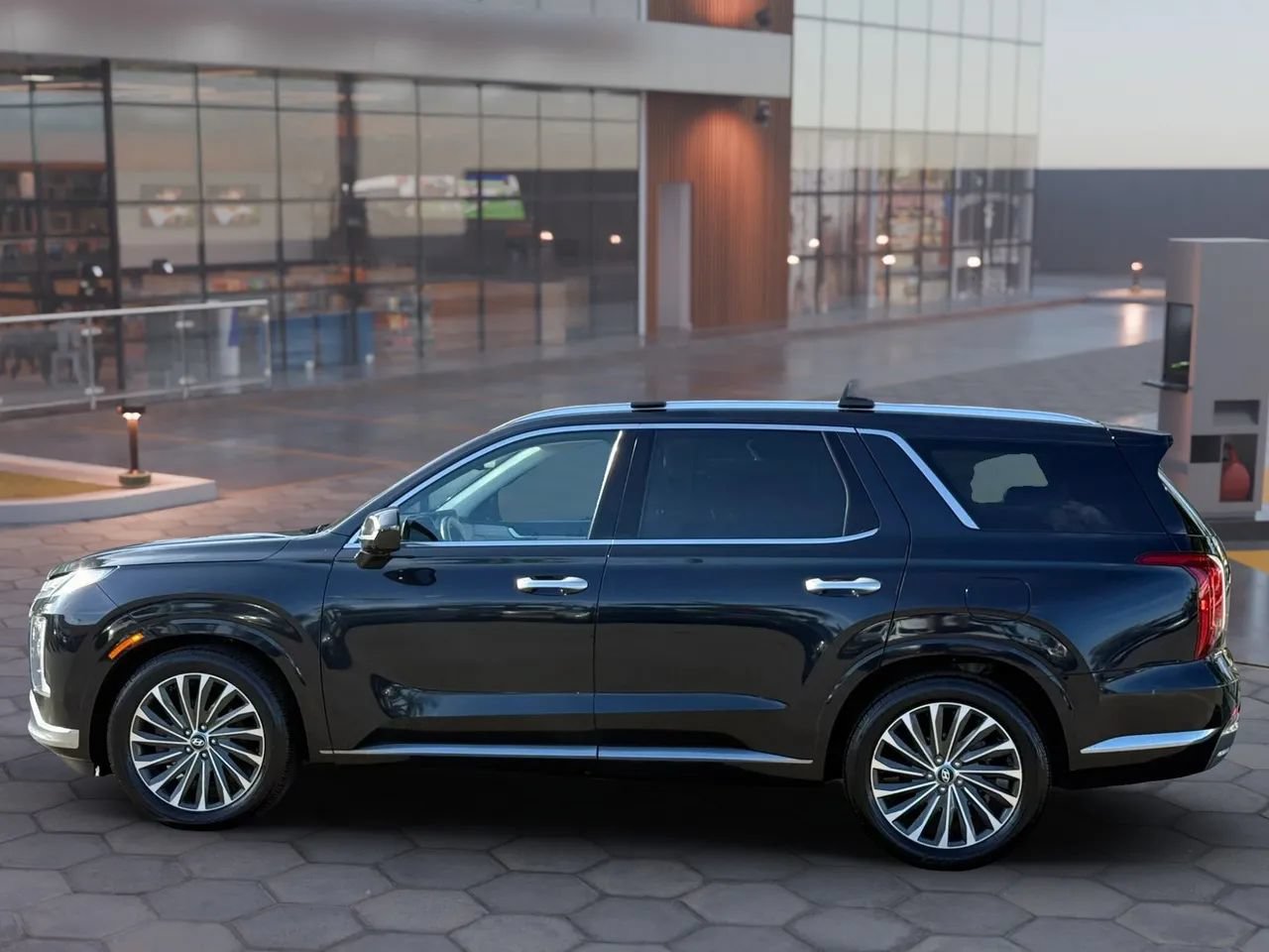Used 2023 Hyundai Palisade Calligraphy FWD image 3