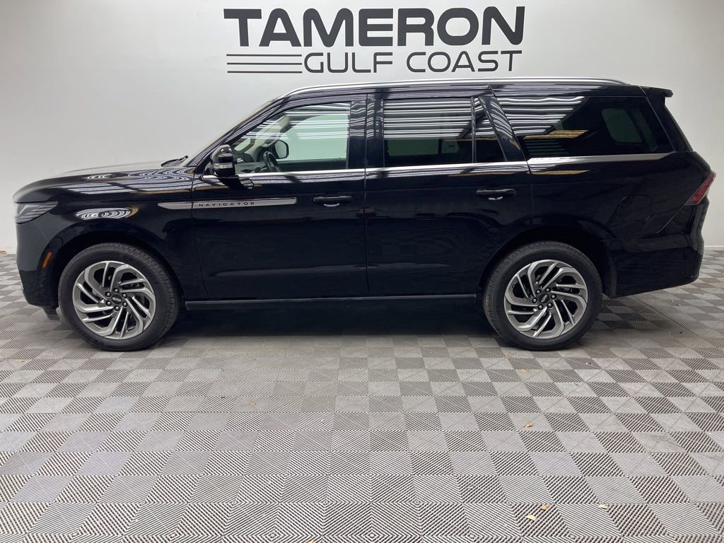 Used 2025 Lincoln Navigator Reserve image 6