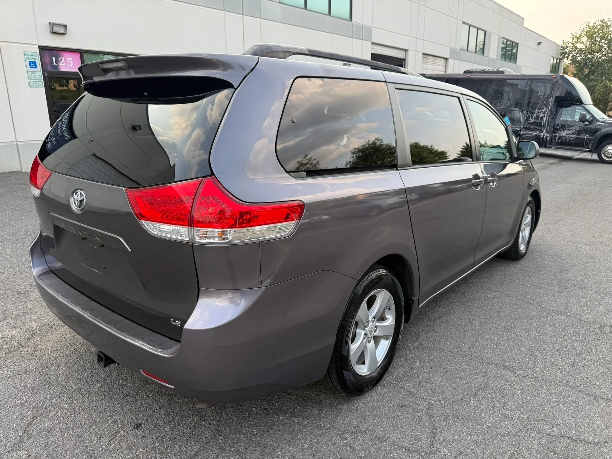 Used 2012 Toyota Sienna LE FWD image 4
