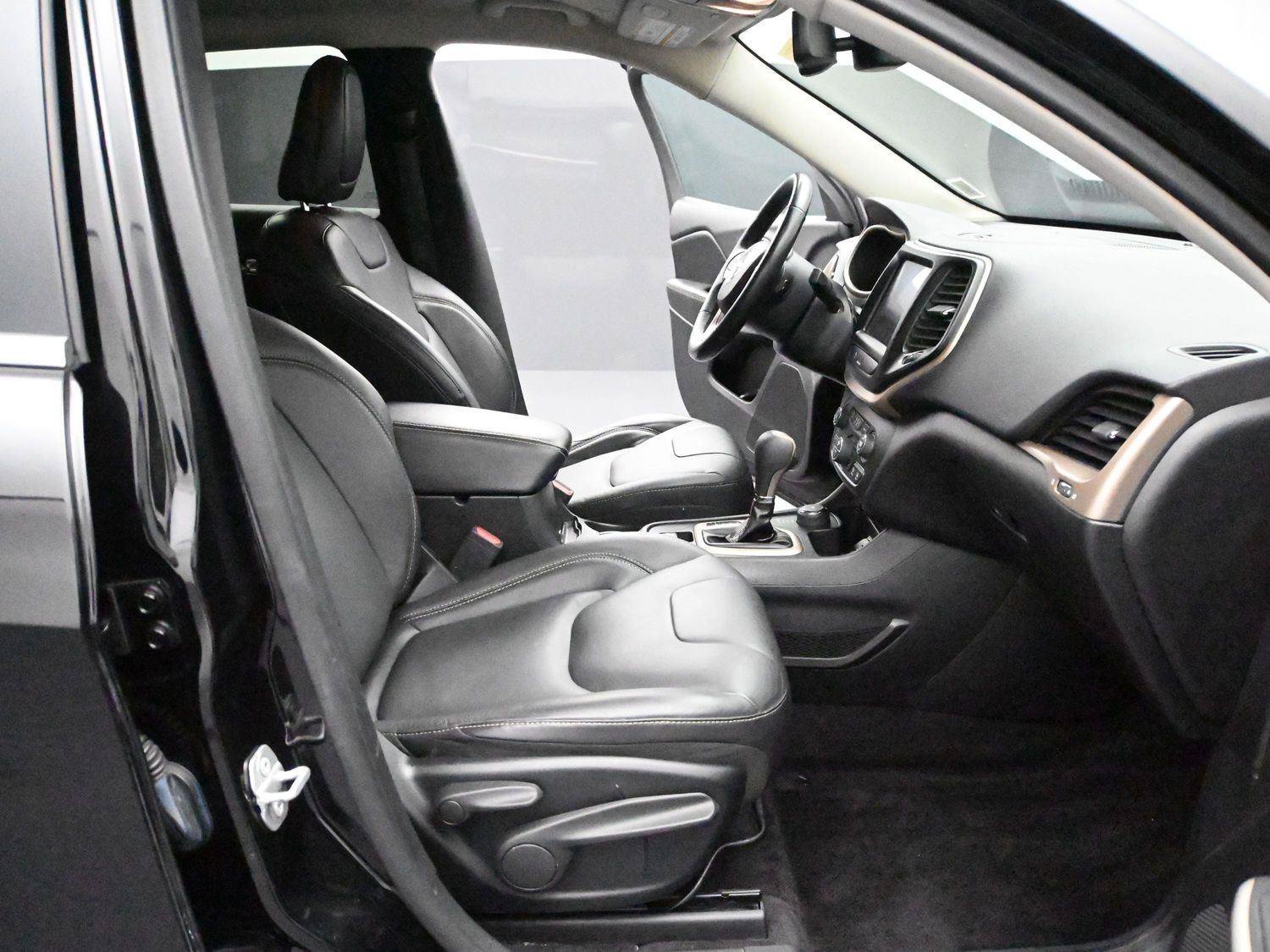 Used 2018 Jeep Cherokee Limited AWD/4WD image 14