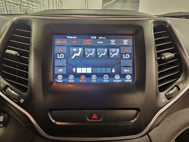 Used 2019 Jeep Cherokee Latitude Plus w/ Comfort/Convenience Group FWD image 18
