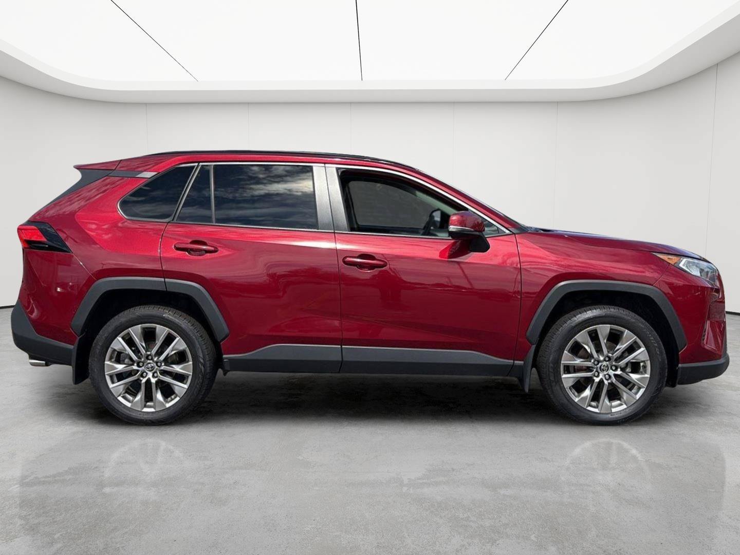 Used 2019 Toyota RAV4 XLE Premium w/ Cold Weather Package AWD/4WD image 13