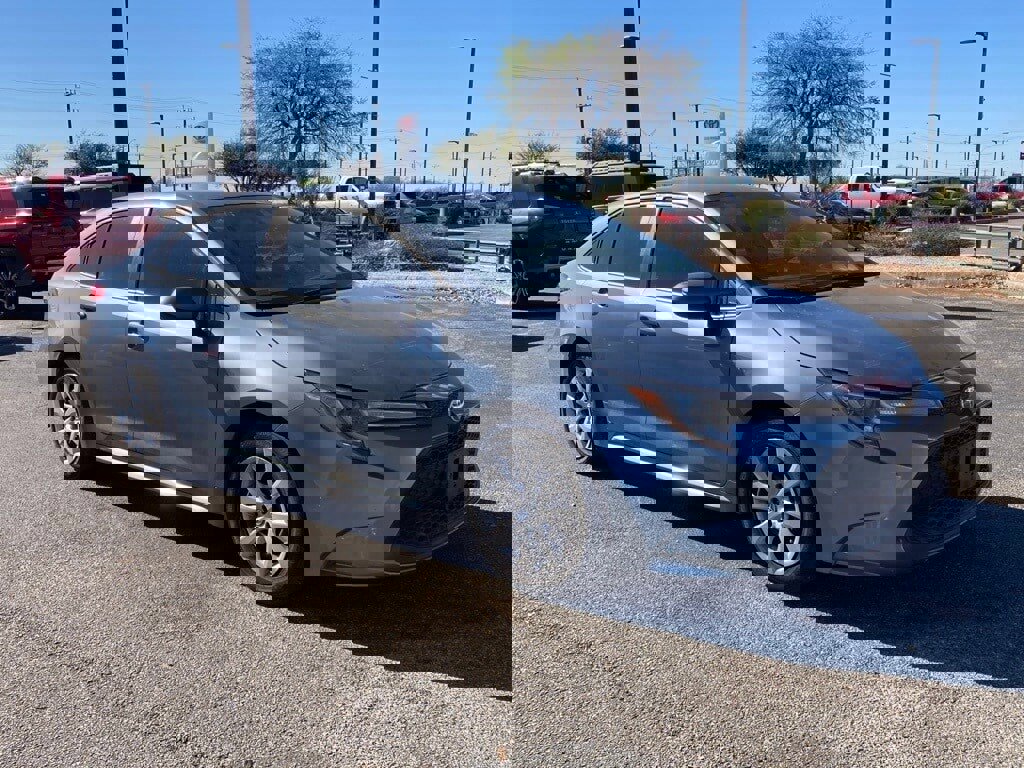 Used 2022 Toyota Corolla LE image 3