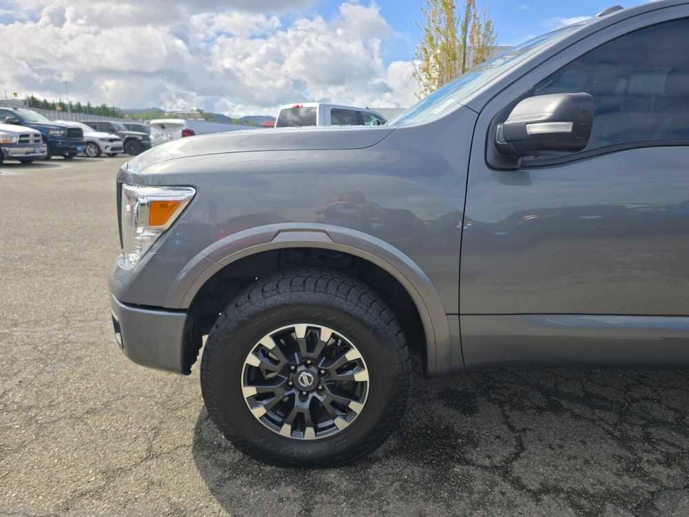 Used 2019 Nissan Titan PRO-4X AWD/4WD image 18
