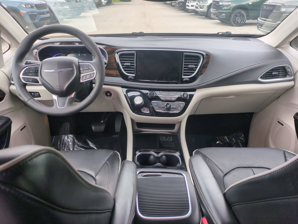 Used 2022 Chrysler Pacifica Limited FWD image 17