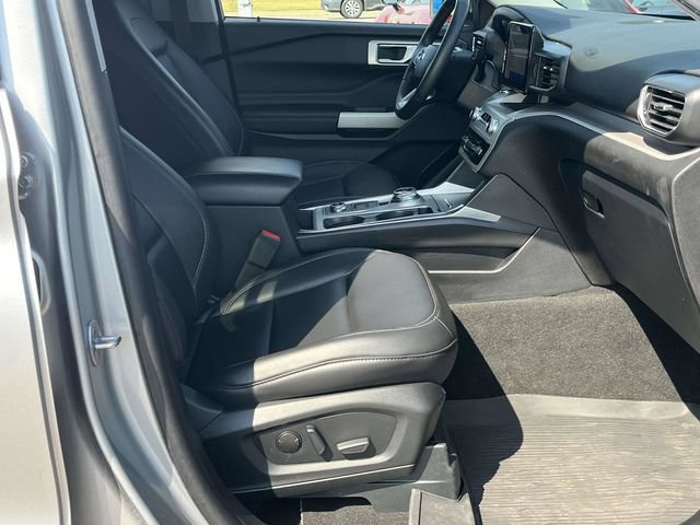 Used 2023 Ford Explorer XLT w/ Equipment Group 202A AWD/4WD image 24