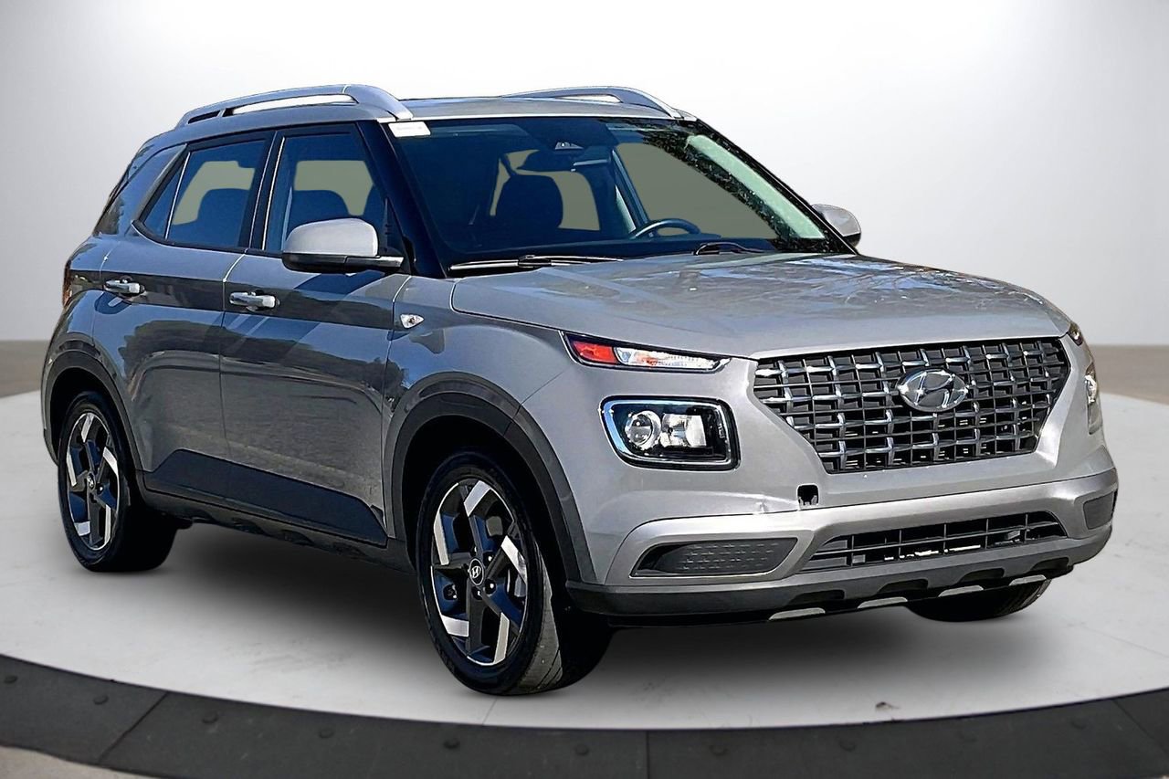 Used 2023 Hyundai Venue SEL w/ Cargo Package image 2