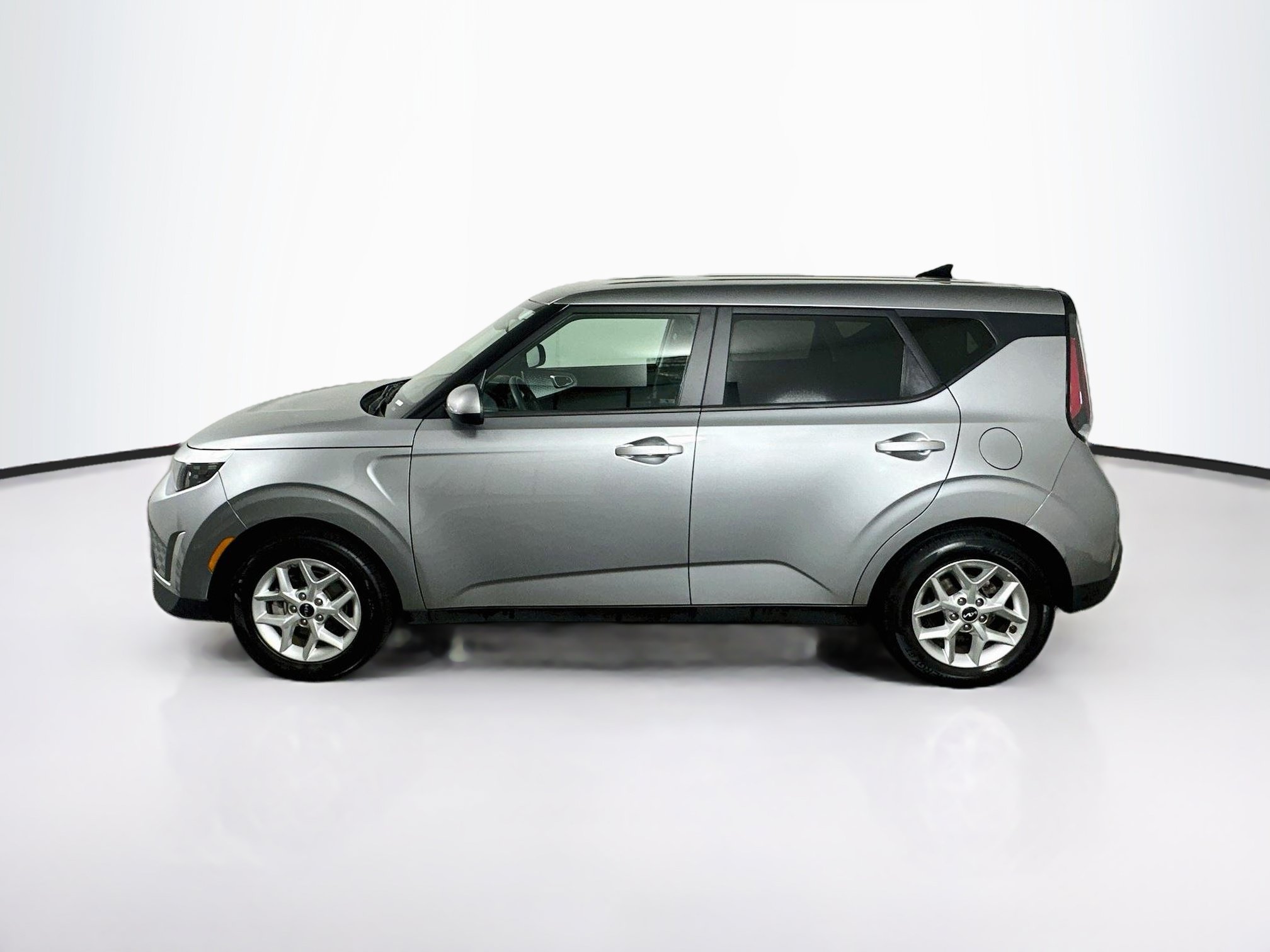 Used 2025 Kia Soul LX w/ LX Technology Package FWD image 4