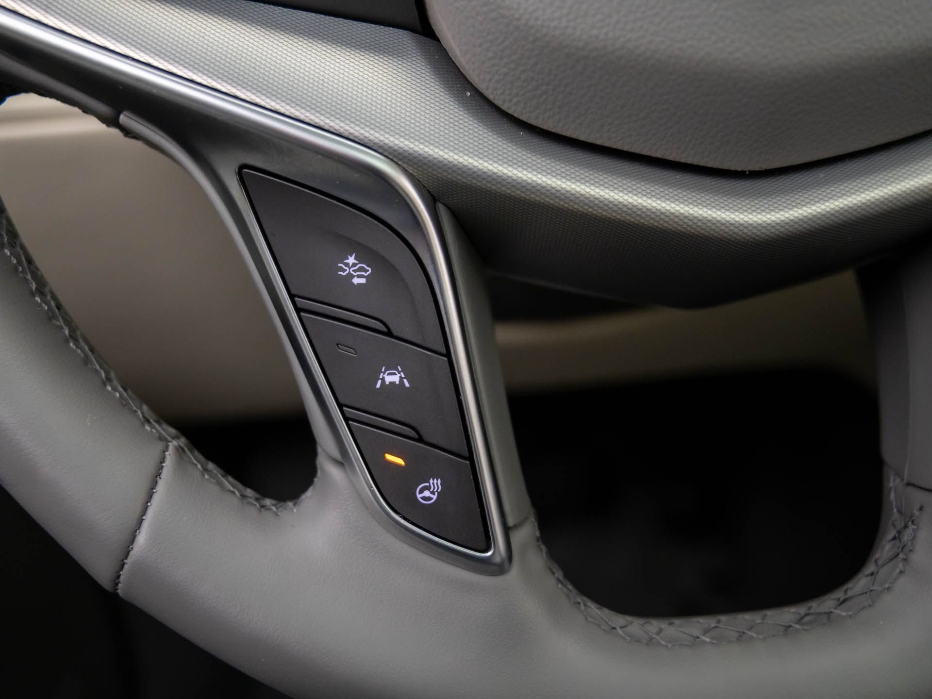 Certified 2025 Cadillac XT5 Premium Luxury w/ LPO, Floor Liner Package AWD/4WD image 24