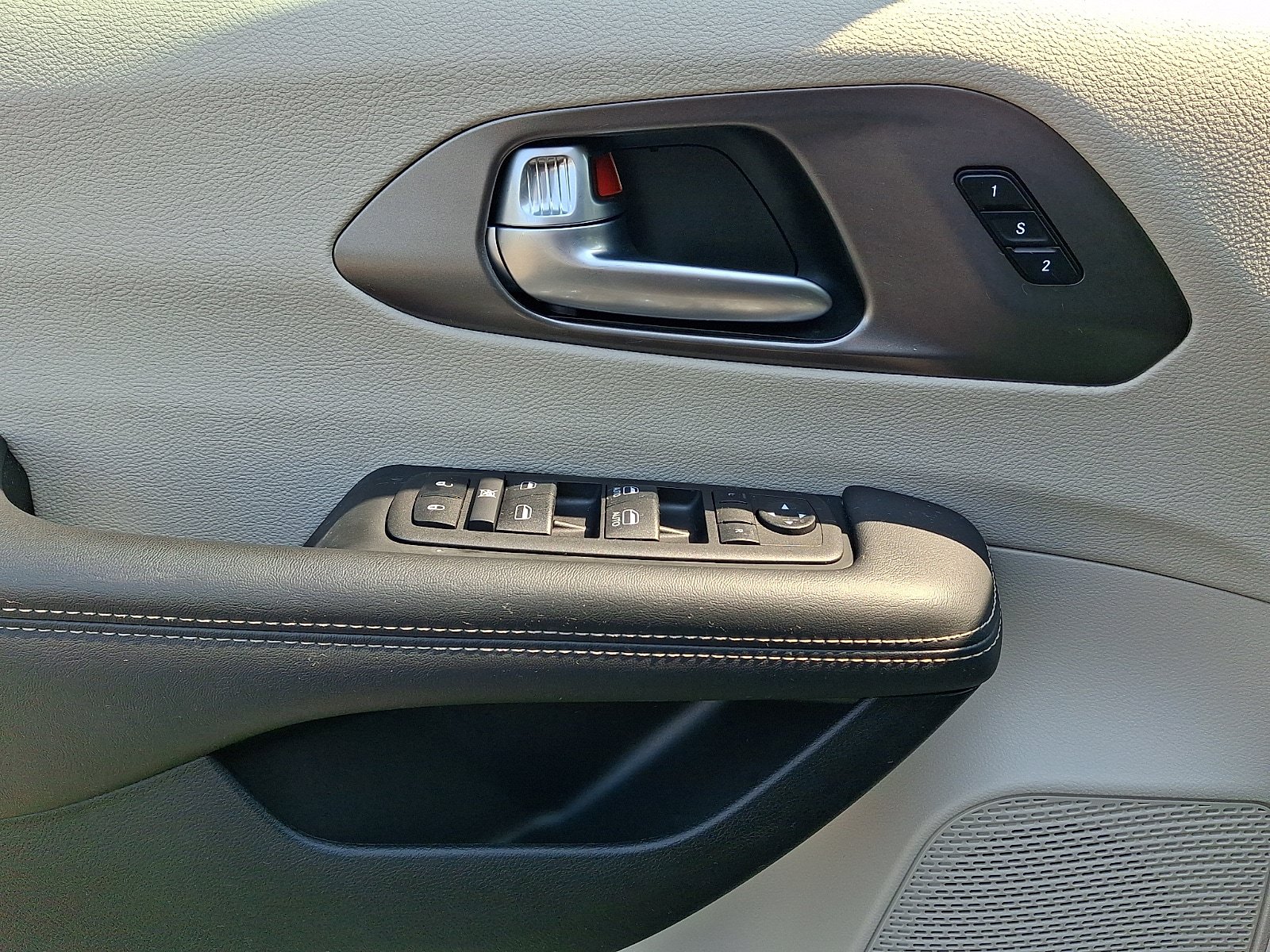 Used 2024 Chrysler Pacifica Touring-L FWD image 10