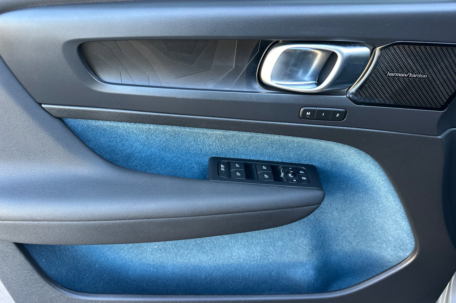 Certified 2023 Volvo C40 P8 Recharge Ultimate image 12